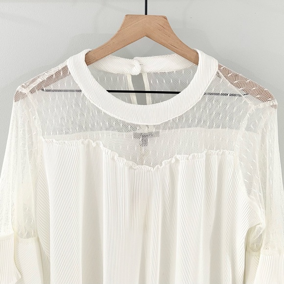 NWT Jodifl Lace Neck Bell Sleeve Blouse White Size Small - Picture 2 of 5